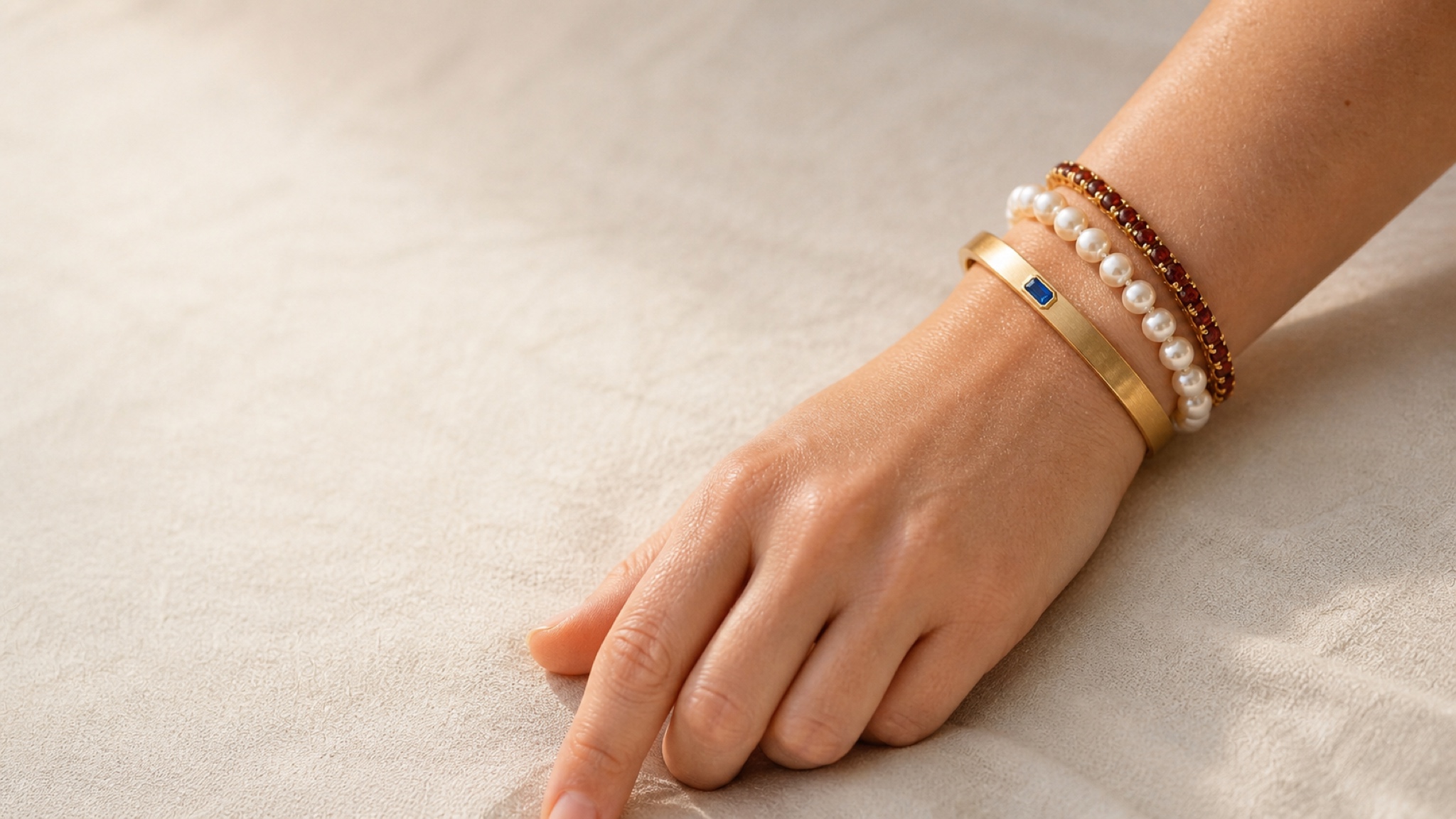 Bracelets & bangles category vitrine